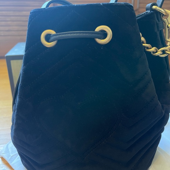 Gucci GG Marmont Matelasse Velvet Bucket Bag - Picture 2 of 7